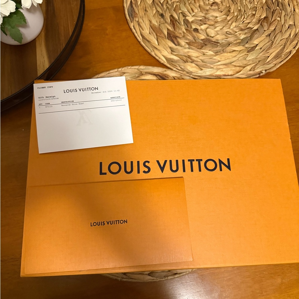 Louis Vuitton Monogram Shine Shawl - Picture 7 of 7